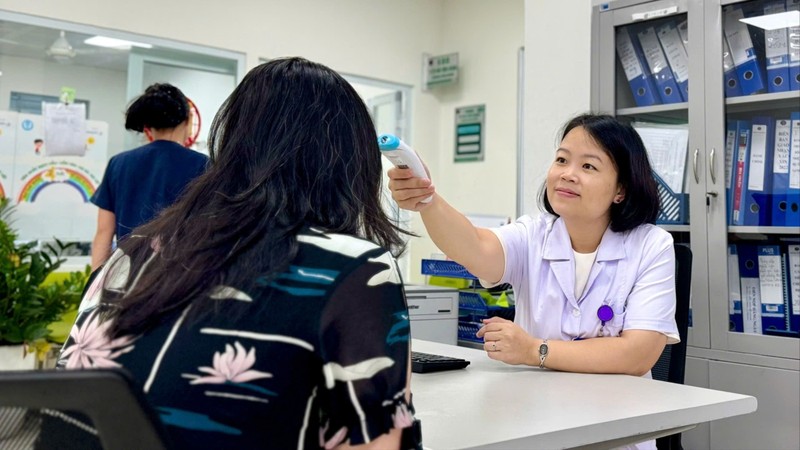 BSCKII Nguyễn Nguyên Huyền khám bệnh cho người dân 1.jpg