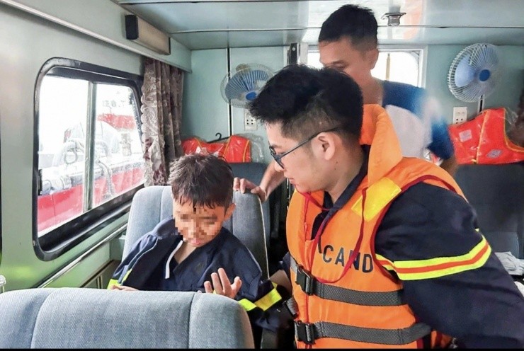 Cháu bé 10 tuổi sống sót trong vụ lật tàu đang được chăm sóc tại BV Nhi Trung ương. Ảnh: Công an cung cấp. 1753052804-benh-nhi-lat-tau-5054-width1319height883.jpg