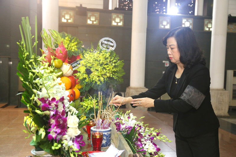 Bộ trưởng Bộ Y tế Đào Hồng Lan thắp hương tiễn đưa vị GS Nguyễn Bửu Triều. BT.jpg