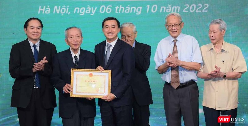 Tháng 10/2022, tại lễ kỷ niệm 75 năm ngành Ngoại khoa, Thứ trưởng Bộ Y tế Trần Văn Thuấn trao Bằng khen của Bộ GD-ĐT cho GS Nguyễn Bửu Triều và nói: "Chúng em xin bày tỏ sự ngưỡng vọng tới thầy”. Ảnh: Thanh Hằng. VT_GS Trieu nhan BK.jpeg