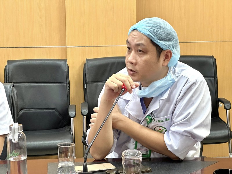 BSCKII Lê Nhật Huy, Phó Giám đốc Trung tâm Phẫu thuật Đại trực tràng & Tầng sinh môn, tham gia hội chẩn. 520805291_1164044495760912_31095454762162537_n.jpg