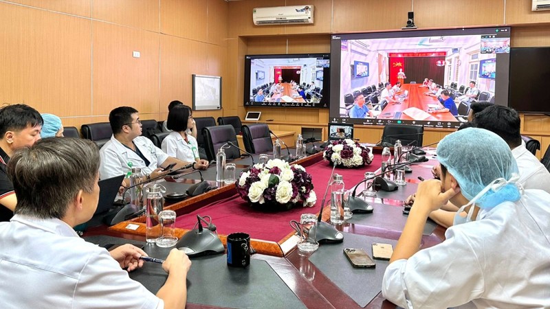 PGS.TS Nguyễn Mạnh Khánh, Phó Giám đốc BV Việt Đức, chủ trì cuộc hội chẩn trực tuyến cấp cứu các nạn nhân 521895846_1164044529094242_4699599748772873153_n.jpg