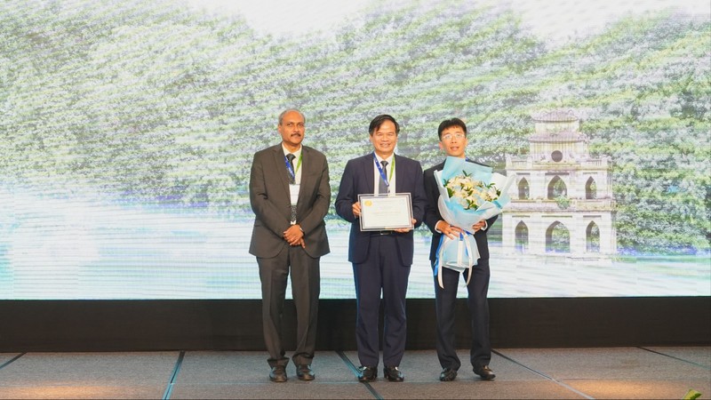 Chủ tịch Hội Đột quỵ Thế giới trao chứng nhận "Trung tâm Đột quỵ chuyên sâu" cho Bệnh viện Bạch Mai 1.jpg