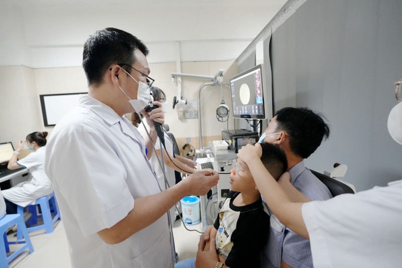 TS.BS Đào Đình Thi khám cho trẻ mắc chứng ngủ ngáy 1.JPG
