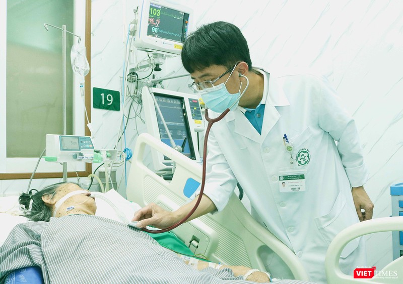 PGS.TS Mai Duy Tôn khám cho một bệnh nhân đột quỵ nhập viện cấp cứu VT BS Tôn.jpg