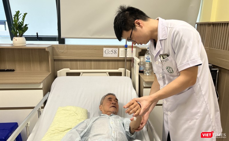 BSCKII. Nguyễn Tiến Dũng chăm sóc bệnh nhân đột quỵ tại BV Bạch Mai. VT_ Dũng.JPG