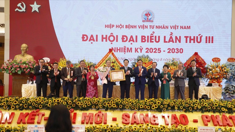 Phó Thủ tướng Mai Văn Chính trao Bằng khen của Thủ tướng Chính phủ cho Hiệp hội BV tư nhân Việt Nam trao bang.jpg