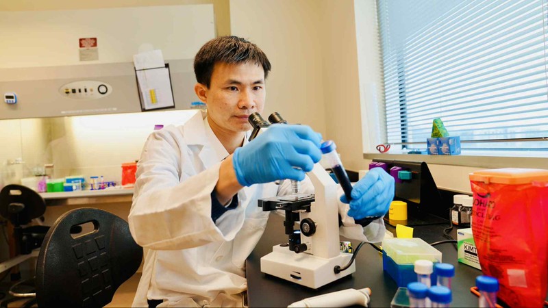 GS Nguyễn Đăng Hùng tại phòng lab của mình 5e2676b2-f6be-4a8a-9649-518f5d613778.jpeg