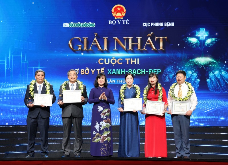 Bộ trưởng Đào Hồng Lan trao giải Nhất cho các đơn vị xuất sắc nhất Nhât.jpeg