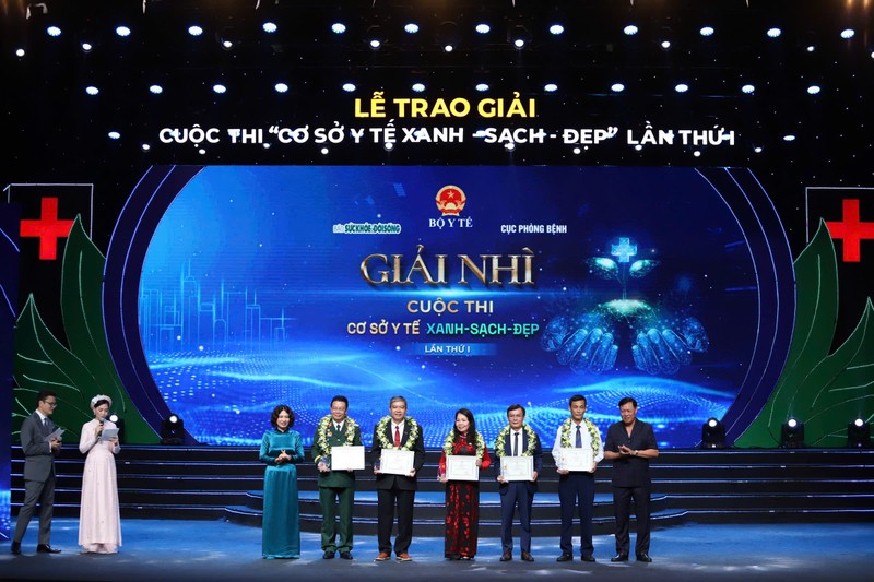 Thứ trưởng Bộ Y tế Nguyễn Thị Liên Hương trao giải Nhì cho các đơn vị NHỈ.jpg