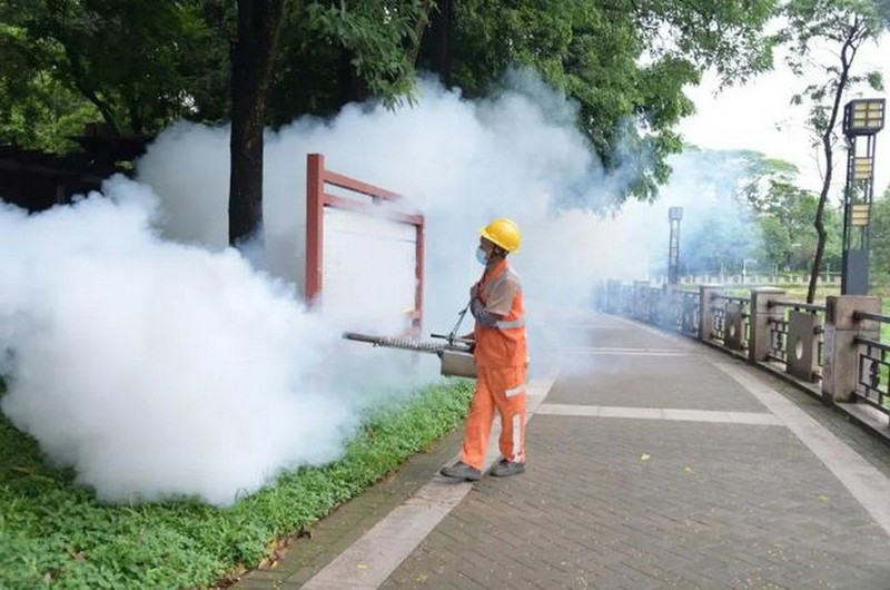 Phun thuốc trừ sâu để ngăn chặn sự lây lan của bệnh Chikungunya. (Ảnh: Getty images) dich-sot.jpg