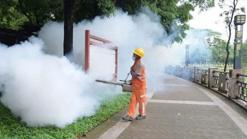 Lực lượng y tế dự phòng phun thuốc diệt muỗi vằn, ngăn chặn bệnh Chikungunya. dich-sot.jpg