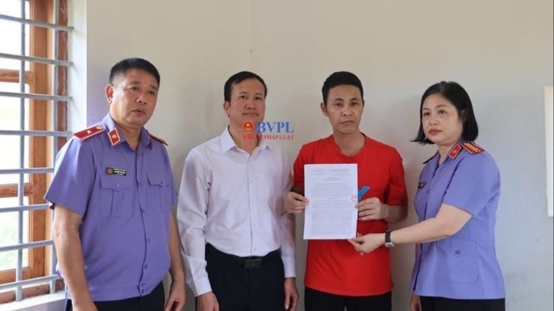 Đại diện VKSND tỉnh Hưng Yên và TAND tỉnh Hưng Yên trao quyết định kháng nghị toàn bộ bản án sơ thẩm cho anh Thái Khắc Thành. Ảnh: Bảo Vệ Pháp Luật. IMG_9420.jpeg