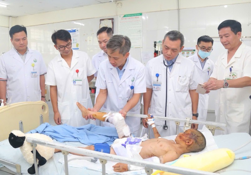 Các chuyên gia Bệnh viện Việt Đức về tận các địa phương xảy ra thiên tai để cứu chữa IMG_9686.jpeg