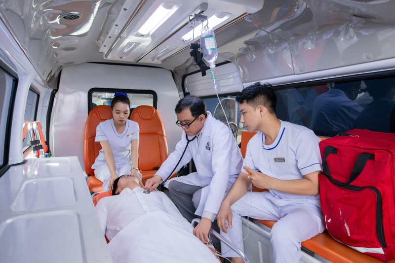 Xe cấp cứu của hệ thống BV tư góp phần cứu sống nhiều bệnh nhân. Bản sao 2.jpg