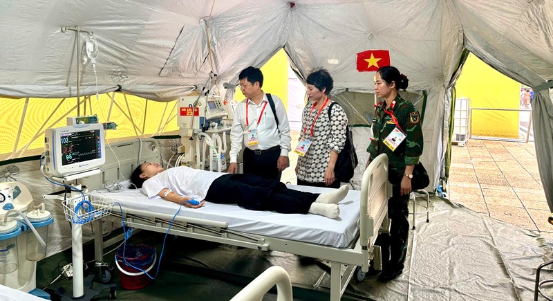 Cấp cứu người dân đi xem lễ bị sự cố sức khoẻ. 12.jpg