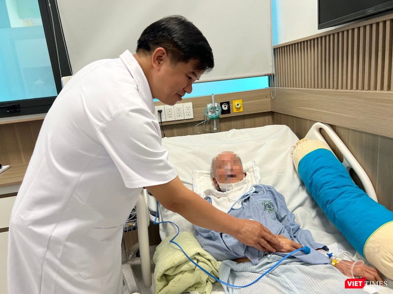 PGS.TS Đào Xuân Cơ thăm hỏi bệnh nhân nhập viện ở Trung tâm Đột quỵ VT- Dao X Cơ.jpg