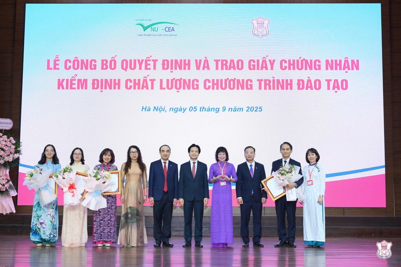 Đại diện Trung tâm Kiểm định chất lượng giáo dục trao kết quả kiểm định 5.jpg