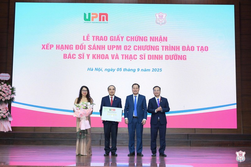 Ban Giám hiệu Trường ĐHYHN đón nhận kết quả xếp hạng 5 sao quốc tế a.jpg