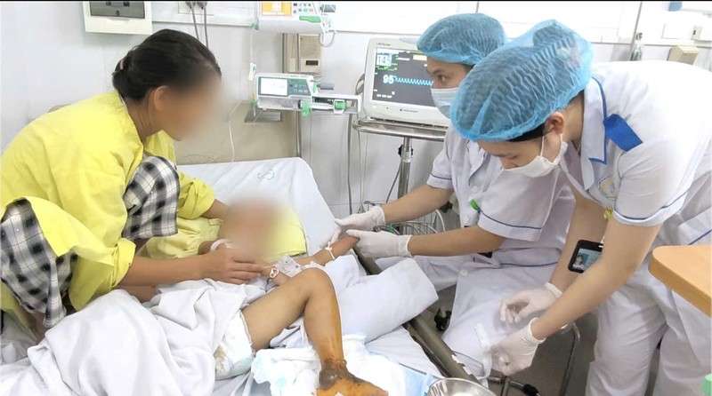 Cấp cứu cháu bé bị nhiễm khuẩn sau khi đắp thuốc nam lên vết mèo cắn. 2.jpg