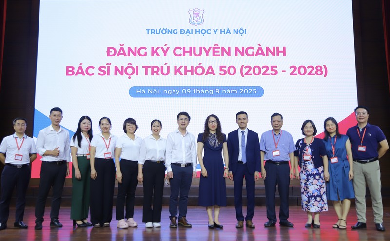 PGS.TS Kim Bảo Giang (thứ 6 từ phải sang) và các giảng viên Sau đại học của Trường ĐHYHN IMG_0231.jpeg
