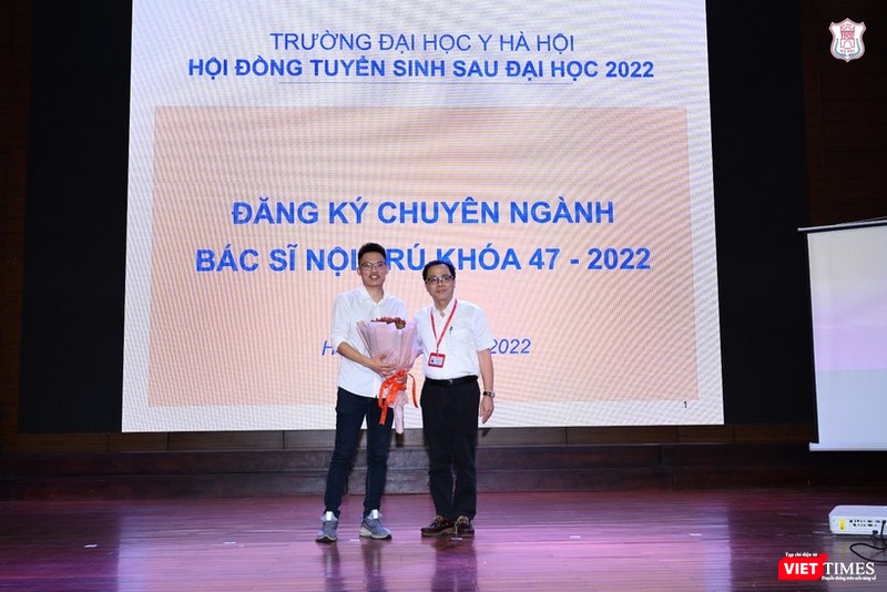 GS Tạ Thành Văn tặng hoa thủ khoa BSNT 2022 và là người đầu tiên được chọn chuyên ngành vt-matchingday-8301.jpg