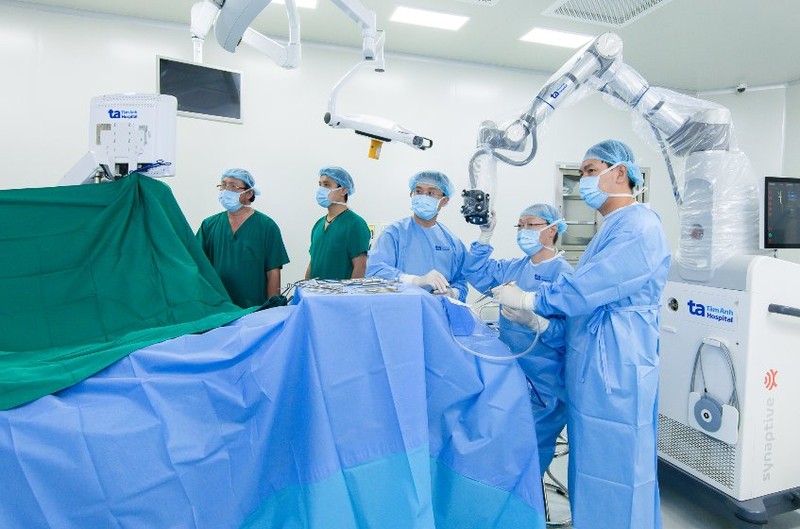 Nghị quyết 72-NQ/TW đề ra mục tiêu người dân được tiếp cận dịch vụ y tế có chất lượng, hướng tới chăm sóc sức khỏe toàn diện. ekip-bac-si-tan-si-phau-thuat-bang-robot-ai.jpg