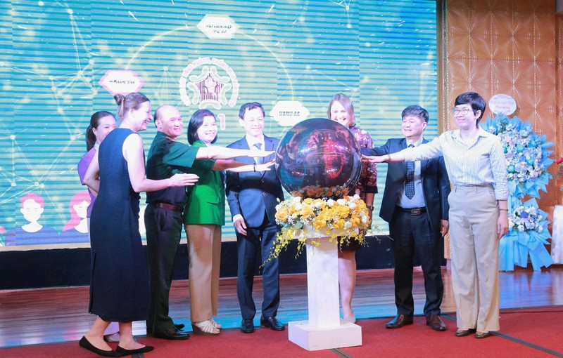 Các đại biểu bấm nút khai trương Tổng đài 111 z7028967923264_c99df07a83bcc898b5e6dee040b0cbbc.jpg