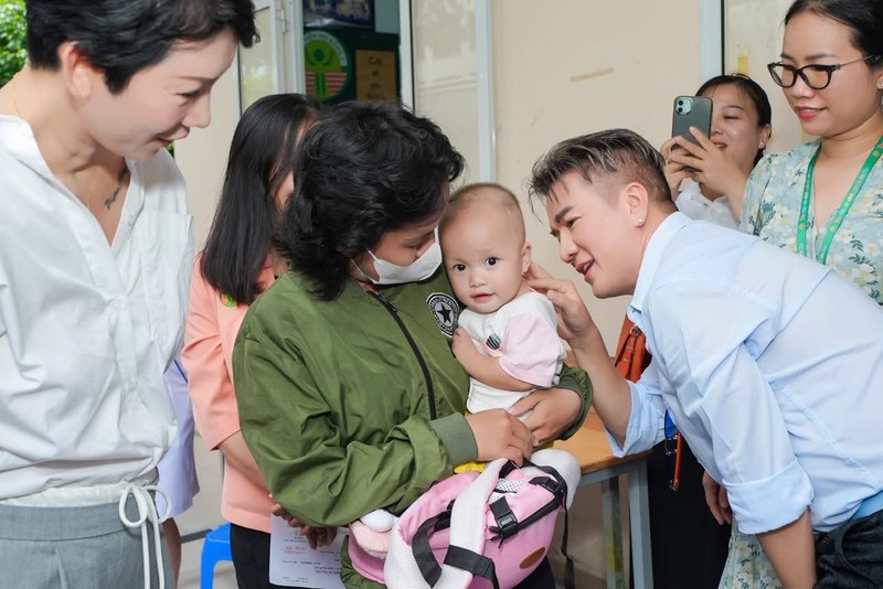 Ca sĩ Đàm Vĩnh Hưng và các em bé Sẽ được quỹ Mạch Sống hỗ trợ chữa bệnh IMG_0522.jpeg