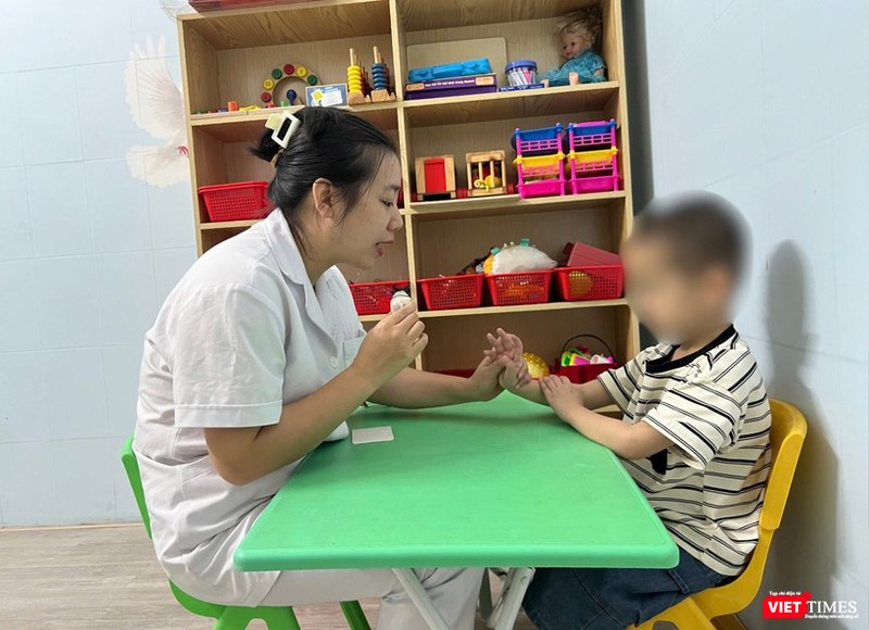 Trẻ tự kỷ được giáo dục đặc biệt để sớm biết nói và tăng nhận thức vt-ngon-ngu-8066.jpg