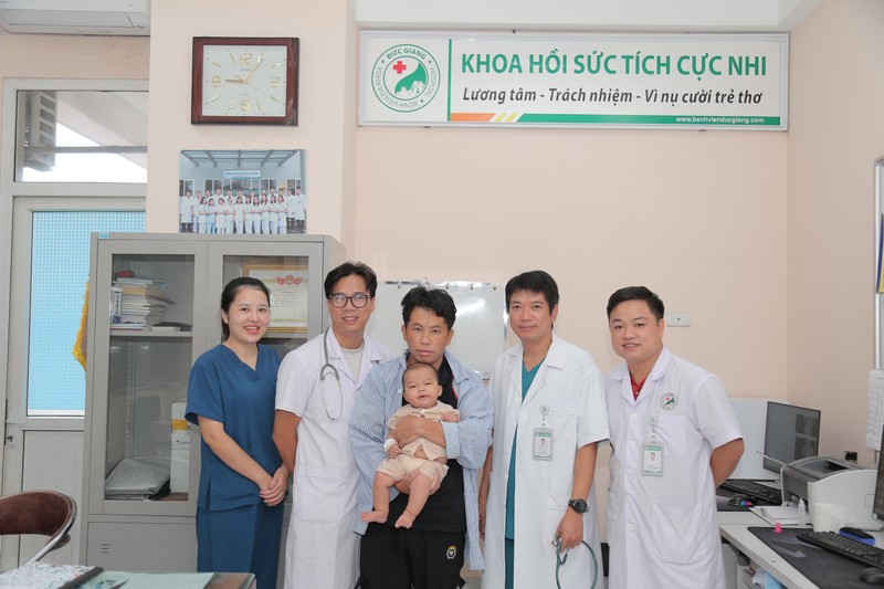 Các bác sĩ vui mừng khi em bé được cứu sống z7052317284410_605171b358b588f7bcda421c571b4c29.jpg