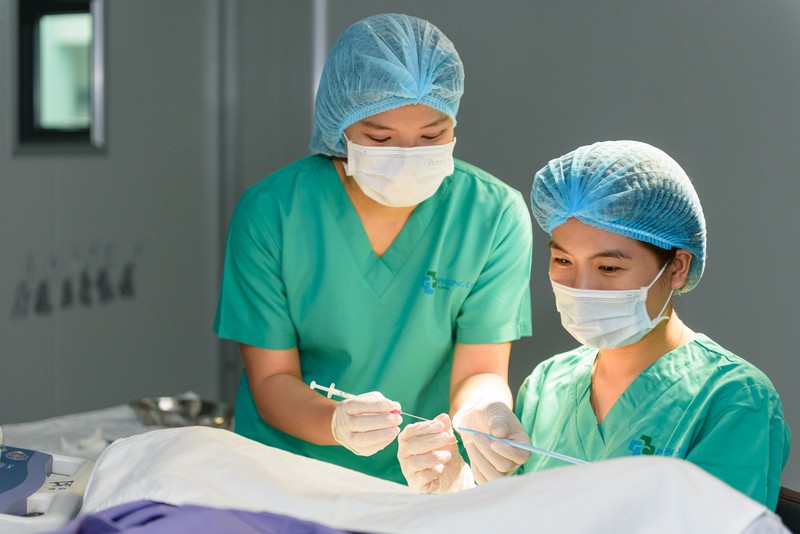Phụ nữ độc thân được quyền làm IVF để có con BS.Dung đang thực hiện chuyển phôi cho bệnh nhân.jpg