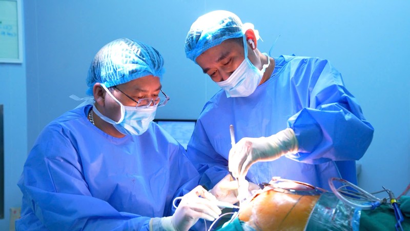 Phẫu thuật cắt đa tạng tiểu khung cho bệnh nhân ung thư trực tràng tái phát đầu tiên tại Việt Nam z7072106728231_cfc510e7091d587231a05da60699cc1a.jpg