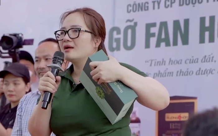 Bà Hoàng Hường trong một buổi quảng cáo sản phẩm. Ảnh: internet hoanghuong-21443885.jpg