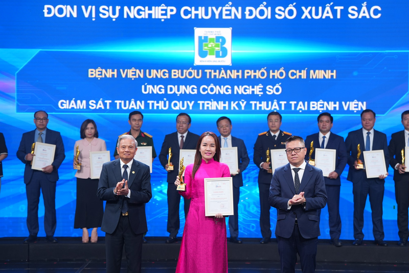 BV Ung bướu TP.HCM nhận Giải Chuyển đổi số xuất sắc 2.png