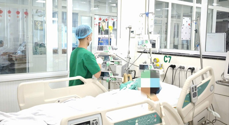 Bệnh nhân sốt xuất huyết nặng đang được chăm sóc đặc biệt z7100988878775_08bc38f8081d1127813254a133bd3957.jpg