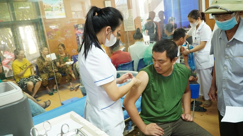 BV Trung ương Thái Nguyên tiêm phòng miễn phí 10.000 liều uốn ván cho người dân. 2.jpg