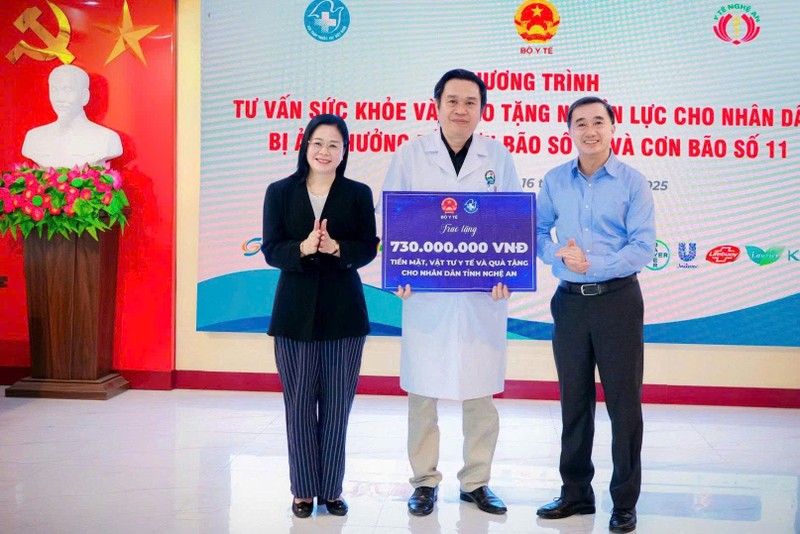 Thứ trưởng Bộ Y tế Trần Văn Thuấn trao quà cho địa phương 2a3b.jpg