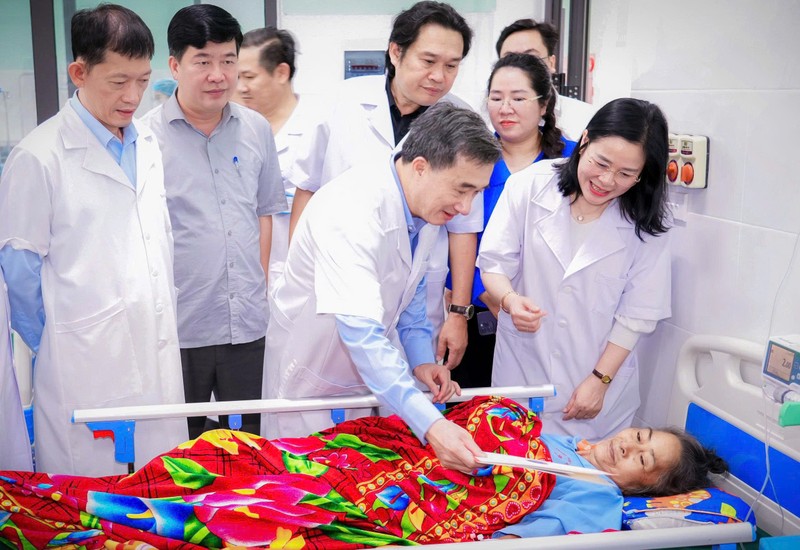 Thứ trưởng Bộ Y tế Trần Văn Thuấn thăm và tặng quà bệnh nhân vùng lũ Anh Sơn 3.jpg