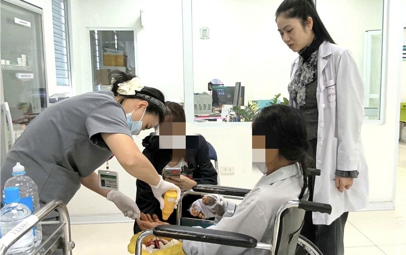 Nạn nhân bị chó nhà cắn nát 2 bàn tay nhập viện 1.jpg