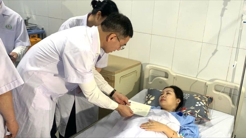 Ông Hà Anh Đức thăm hỏi, tặng quà nhân viên y tế BV Sản Nhi Nghệ An bị hành hung 2.jpg