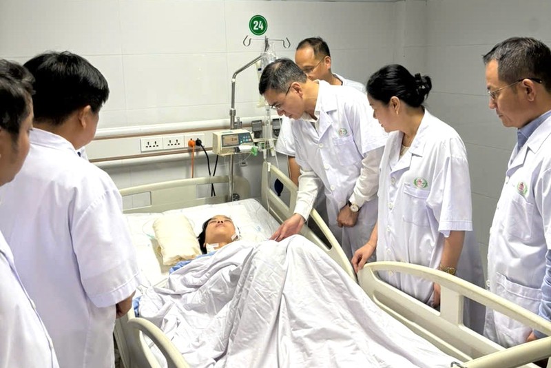 Đại diện Bộ Y tế tặng quà các nạn nhân. 3.jpg