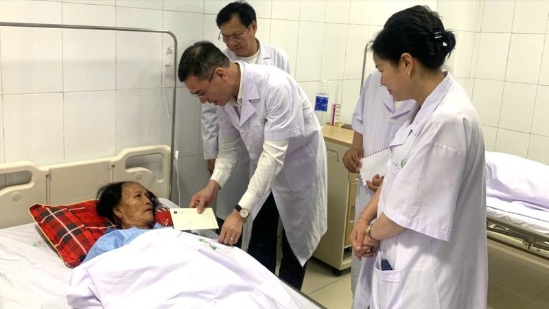 Ông Hà Anh Đức thăm hỏi nạn nhân bị tấn công ở BV Sản Nhi Nghệ An a.jpg