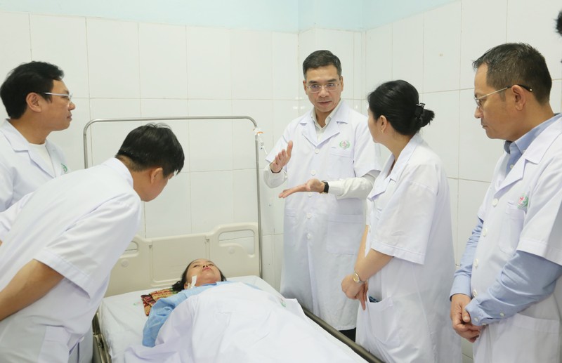 2 điều dưỡng dũng cảm cứu bệnh nhi giữa cơn cuồng loạn của người cha