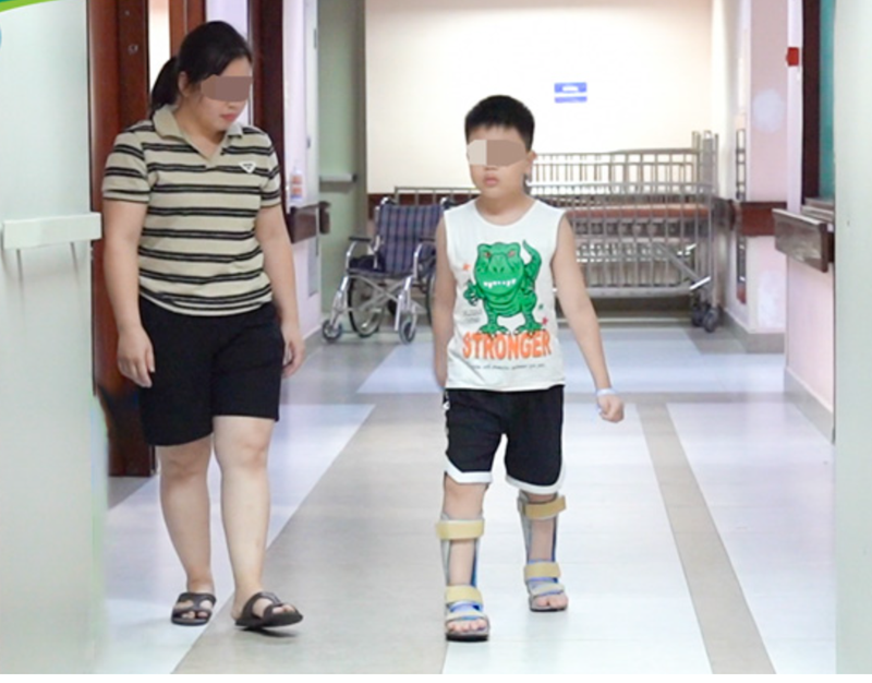 Bé trai N.P bước những bước đầu tiên 1.png