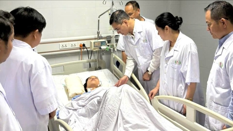 Đại diện Bộ Y tế thăm và tặng quà các điều dưỡng dũng cảm 3.jpg