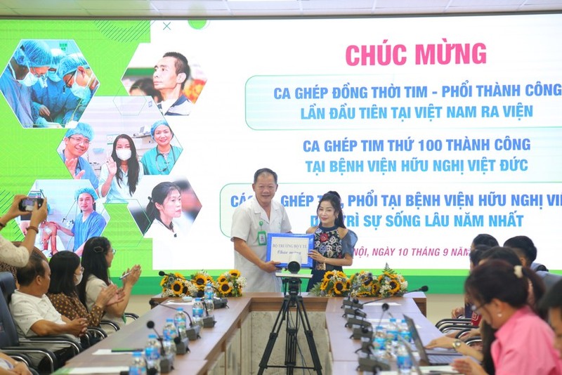 TS Dương Đức Hùng trao quà, tiễn bệnh nhân ghép tim - phổi đồng thời ra viện img-0565-edit-1353-8878.jpeg