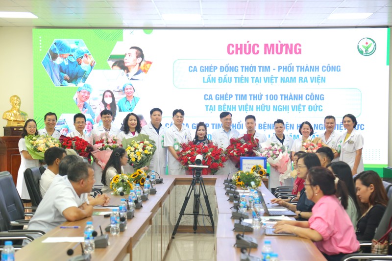 Bệnh nhân ghép tim - phổi đồng thời đầu tiên ở Việt Nam tặng hoa tri ân các bác sĩ IMG_0597.JPG