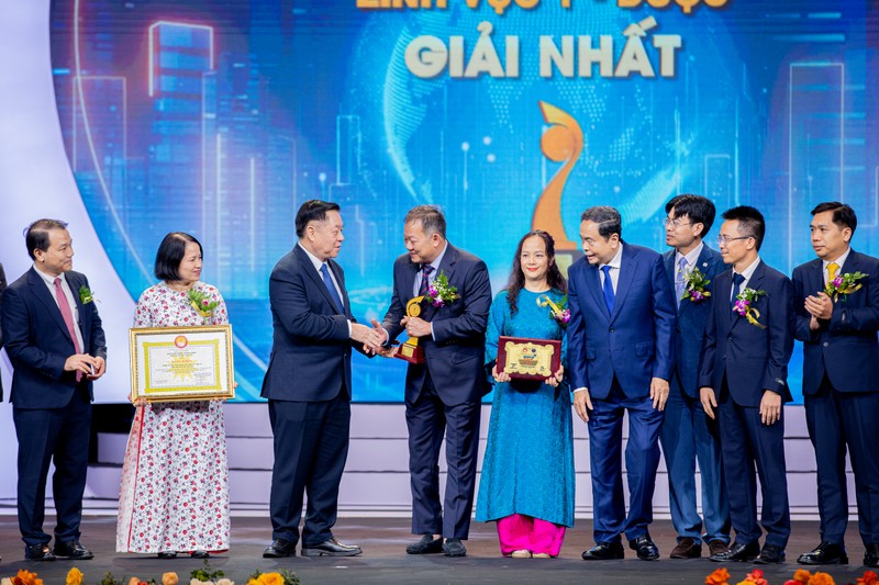 TS Dương Đức Hùng và ekip nhận Giải Nhất Nhân tài Đất Việt 2025 2.jpg