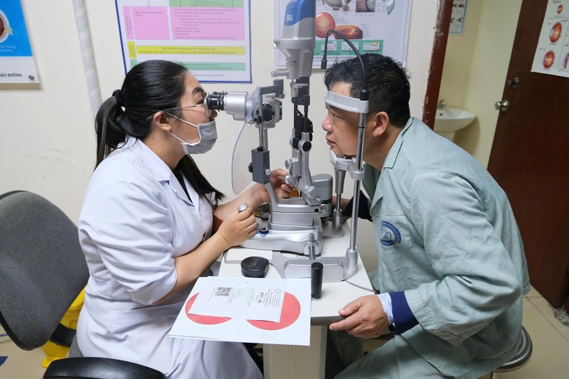 Sắp tới, hàng chục nghìn lượt bệnh nhân đái tháo đường sẽ được chụp hình đáy mắt và tầm soát bệnh võng mạc bằng công nghệ AI. 2.jpg